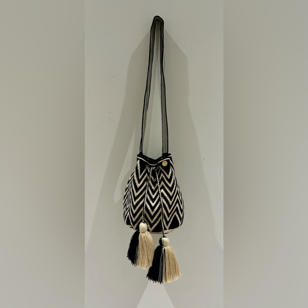 Elegant Black and Cream Chevron Crossbody Bag - Picture 2 of 12